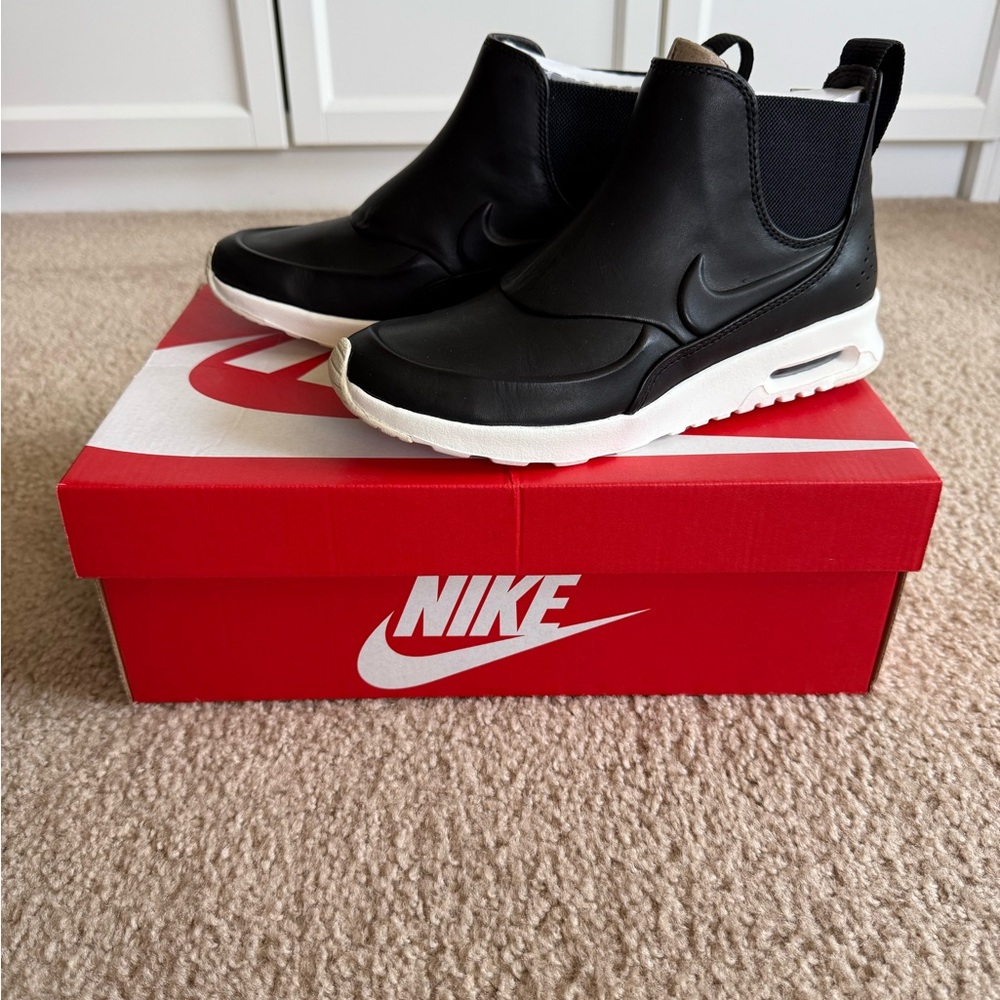 Nike Women’s Air Max Thea Mid Sneakers - sz 7 US
